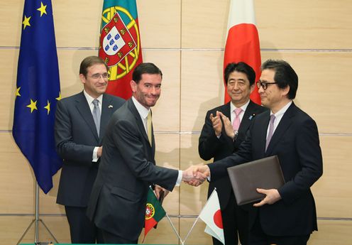 Photograph of the leaders attending the signing ceremony (2)