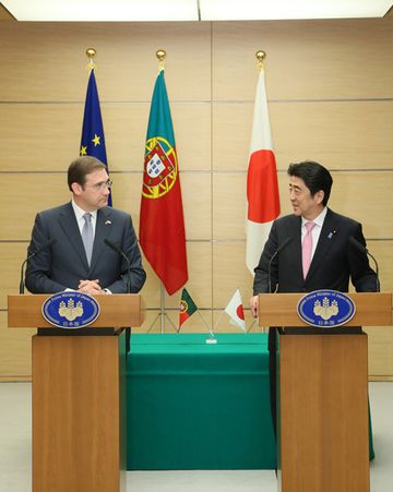 Photograph of the leaders attending the joint press announcement