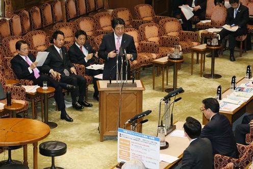 Photograph of the Prime Minister answering questions