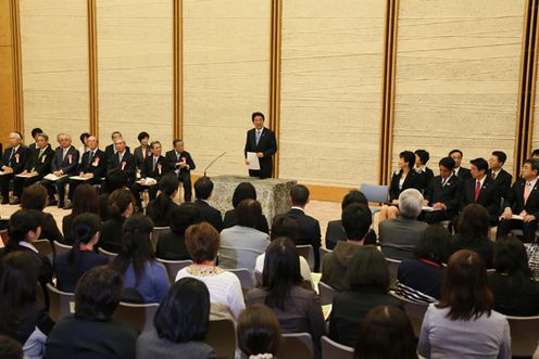 Photograph of the Prime Minister delivering an address (2)