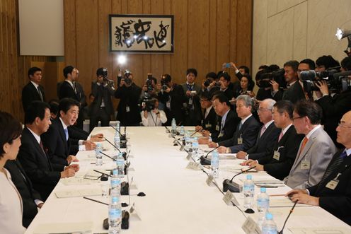 Photograph of the Prime Minister delivering an address (2)