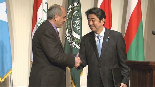 Photograph of Prime Minister Abe shaking hands with the Ambassador of the Permanent General Mission of Palestine