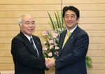 Photograph of Prime Minister Abe shaking hands with the President of the Central Union of Agricultural Co-operatives