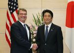 Photograph of Prime Minister Abe shaking hands with US Secretary of Defense Carter