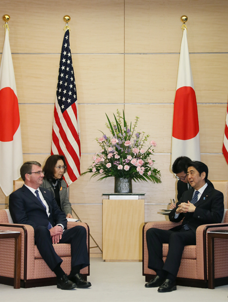 Photograph of Prime Minister Abe receiving the courtesy call from US Secretary of Defense Carter (1)