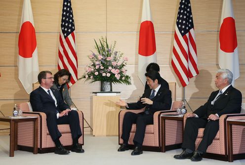 Photograph of Prime Minister Abe receiving the courtesy call from US Secretary of Defense Carter (2)