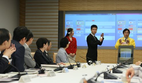 Photograph of the Prime Minister receiving an explanation (1)