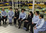 Photograph of Prime Minister conversing with employees during a visit to a cutting-edge energy-saving factory operated through a regional collaboration