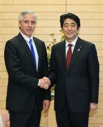 Photograph of Prime Minister Abe shaking hands with the Vice President of Bolivia