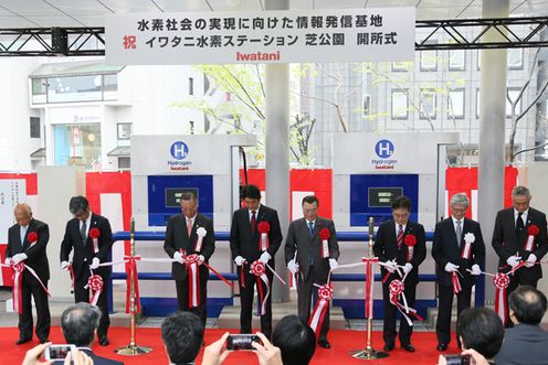 Photograph of the Prime Minister cutting the ribbon