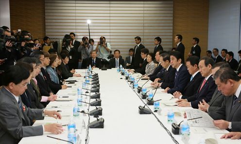 Photograph of the Prime Minister delivering an address (2)