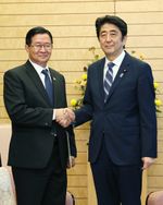 Photograph of Prime Minister Abe shaking hands with the Minister for President of Myanmar