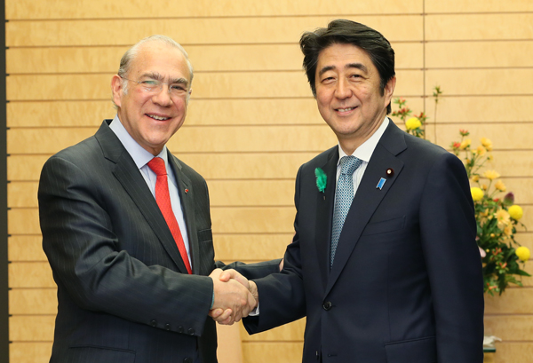 Photograph of Prime Minister Abe shaking hands with the Secretary-General of the Organisation for Economic Co-operation and Development