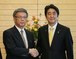 Photograph of Prime Minister Abe shaking hands with the Governor of Okinawa Prefecture