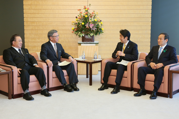 Photograph of Prime Minister Abe meeting with the Governor of Okinawa Prefecture
