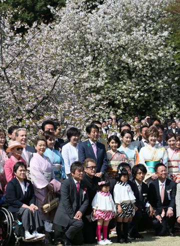 Photograph of the Prime Minister having his photograph taken with guests (3)