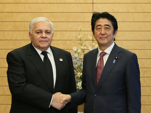 Photograph of Prime Minister Abe shaking hands with the Speaker of Milli Mejlis (Parliament) of Azerbaijan