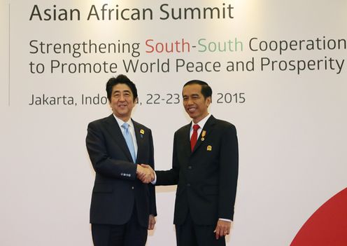 Photograph of the Prime Minister receiving a welcome from the President of Indonesia