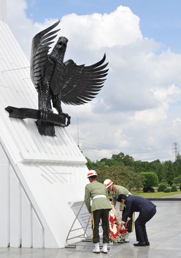 Photograph of the Prime Minister offering flowers at Kalibata Heroes Cemetery