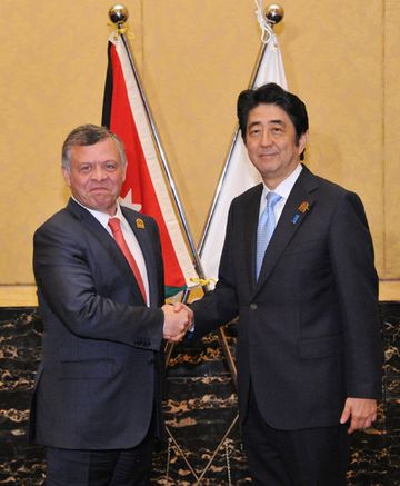 Photograph of the Prime Minister shaking hands with the King of Jordan