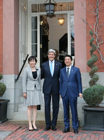 Photograph of the Prime Minister and Mrs. Abe attending a dinner hosted by the U.S. Secretary of State