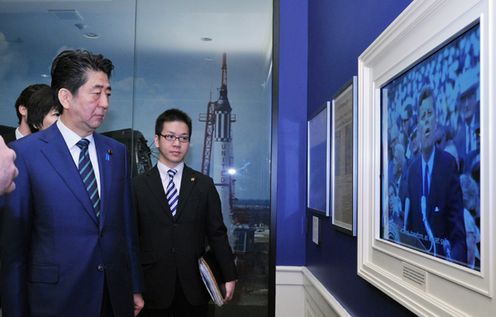 Photograph of the Prime Minister visiting the John F. Kennedy Presidential Library and Museum (1)