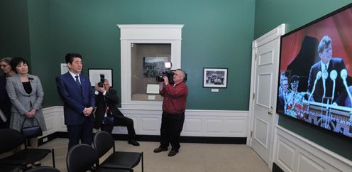 Photograph of the Prime Minister visiting the John F. Kennedy Presidential Library and Museum (2)