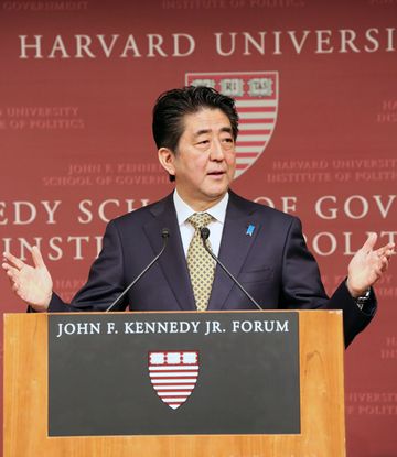 Photograph of the Prime Minister delivering a speech at Harvard Kennedy School (1)