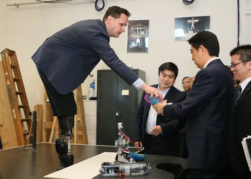 Photograph of the Prime Minister visiting MIT facilities (1)