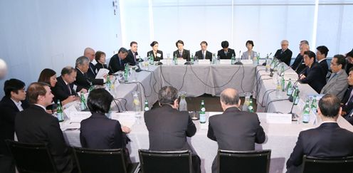 Photograph of the Prime Minister exchanging views with members of MIT
