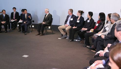 Photograph of the Prime Minister meeting with the President of MIT, Japanese researchers, and researchers in Japanese studies