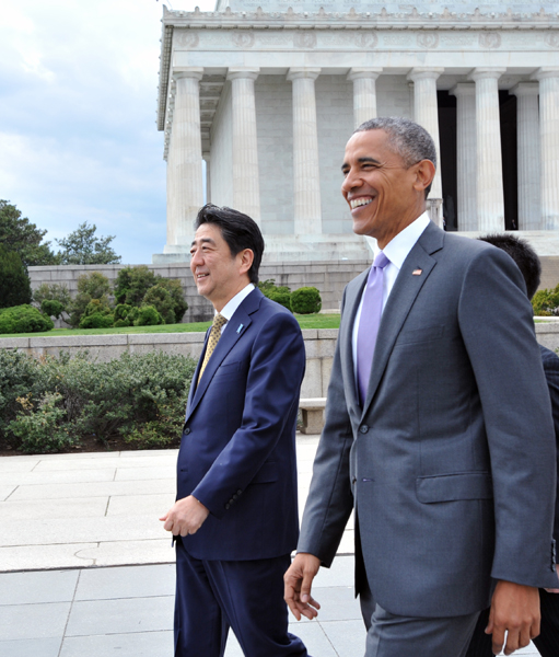 Photograph of the Prime Minister walking around Lincoln Memorial with President Obama