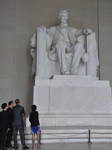 Photograph of the Prime Minister visiting Lincoln Memorial with President Obama (1)