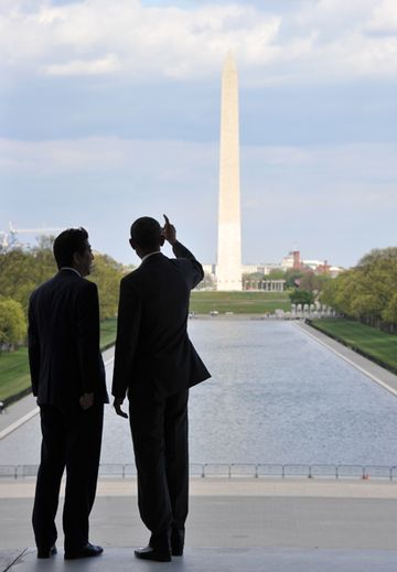 Photograph of the Prime Minister visiting Lincoln Memorial with President Obama (2)