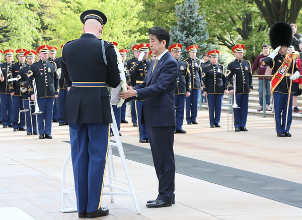 Photograph of the Prime Minister visiting Arlington National Cemetery (1)