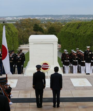 Photograph of the Prime Minister visiting Arlington National Cemetery (2)
