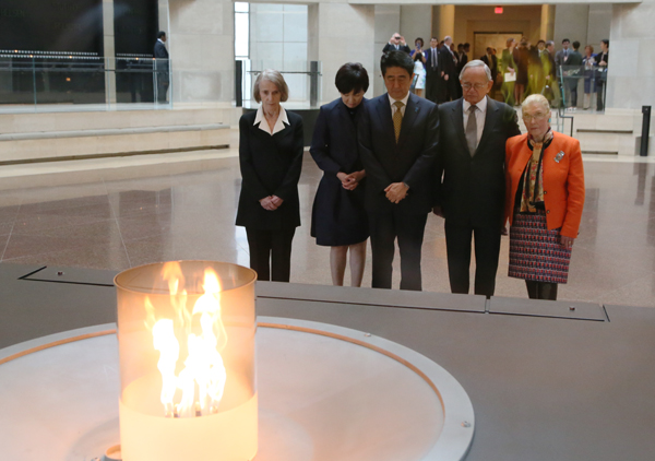 Photograph of the Prime Minister visiting the U.S. Holocaust Memorial Museum