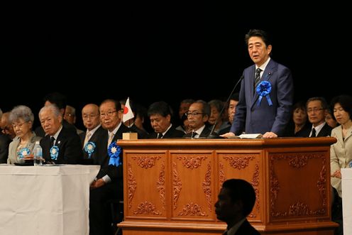 Photograph of the Prime Minister delivering an address (1)