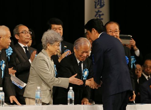 Photograph of the Prime Minister shaking hands with Shigeru Yokota