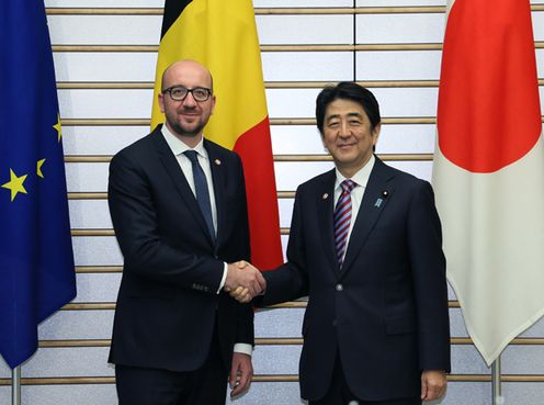 Photograph of the two leaders shaking hands