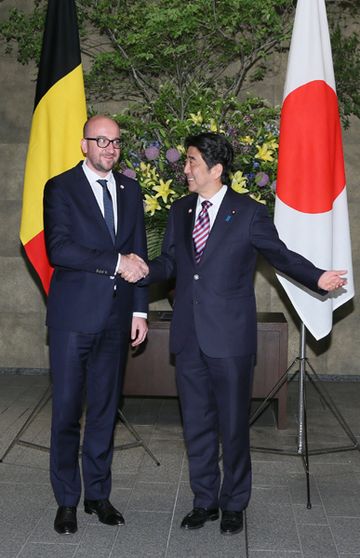 Photograph of the Prime Minister welcoming the Prime Minister of Belgium