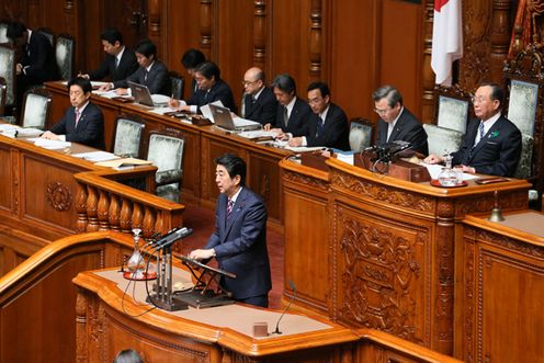 Photograph of the Prime Minister answering questions (1)