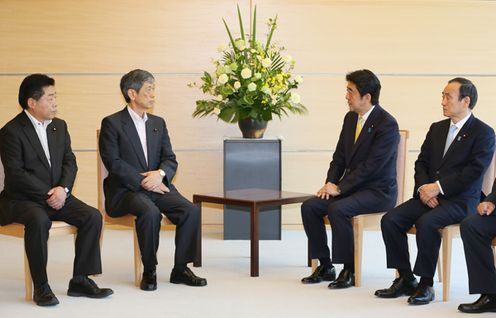 Photograph of the Prime Minister receiving the report (1)