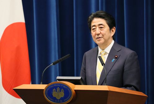 Photograph of the Prime Minister holding the press conference (2)