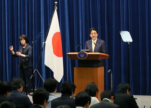 Photograph of the Prime Minister holding the press conference (3)