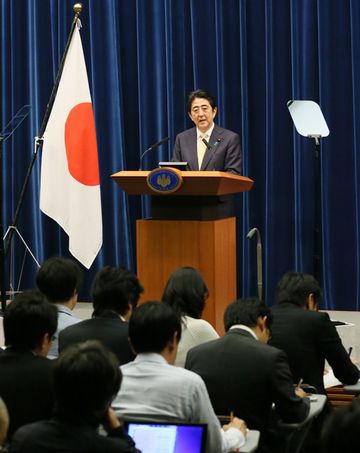 Photograph of the Prime Minister holding the press conference (5)