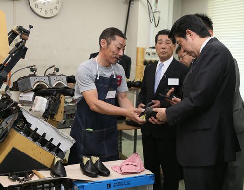 Photograph of the Prime Minister visiting a women’s shoe manufacturing company in Kobe