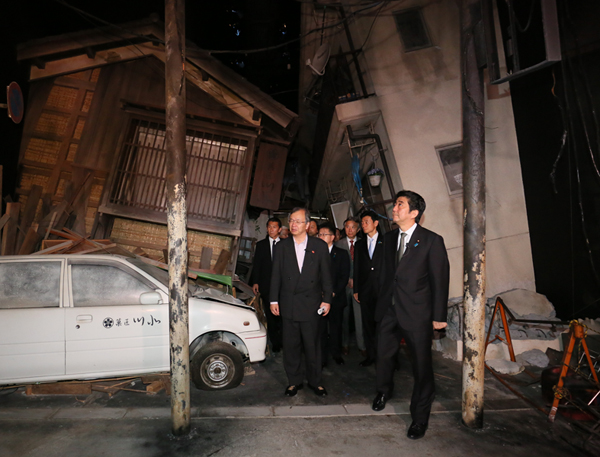 Photograph of the Prime Minister visiting the Disaster Reduction and Human Renovation Institution