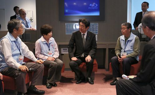 Photograph of the Prime Minister exchanging views with survivors who share their experiences at the Disaster Reduction and Human Renovation Institution