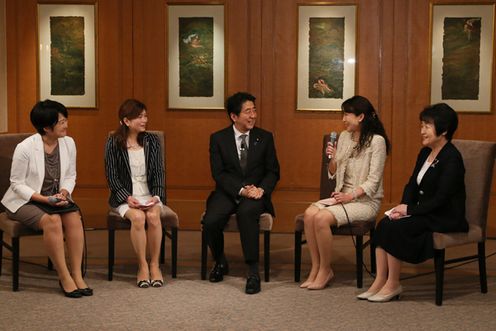 Photograph of the Prime Minister meeting with female entrepreneurs